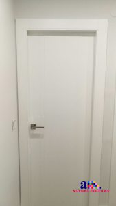 Puerta lacada blanco con tapajuntas integrado